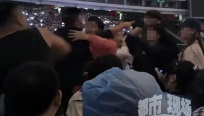 五月天演唱会突发状况,内场观众爆发激烈冲突!网友吵翻